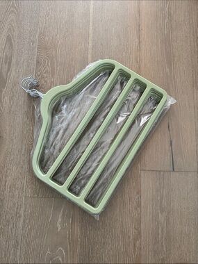 Multi-Slat Velvet Space-Saving Closet Hanger - Light Green